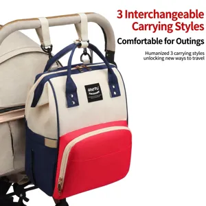 Multifunctionele canvas luiertas rugzak hangend aan een kinderwagen in marineblauw en rood