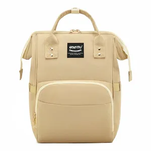 Grote beige canvas luiertas met multifunctionele zakken en kinderwagenriemen.