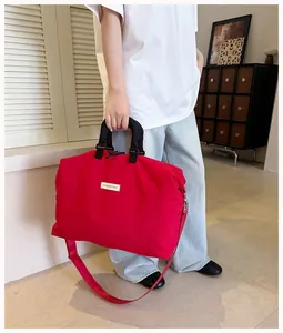 Grande borsa sportiva rossa da palestra e viaggio portata da una modella, elegante