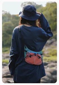 Outdoor-Lifestyle-Rückansicht der modischen farblich abgesetzten Crossbody-Tasche am Modell