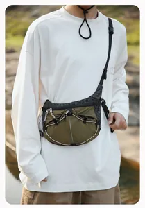Detailansicht eines olivgrünen, farbblockierten Sport-Crossbody-Tasche im Freien