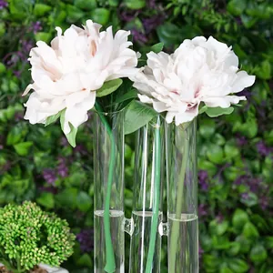 Detailopname van een 3-buis bloemenvaas van helder glas met lichtroze pioenen decor