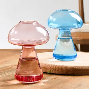 Vase champignon en verre coloré transparent, style minimaliste pour décoration d'intérieur.