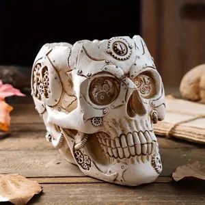 Vue détaillée des engrenages mécaniques complexes sur ce vase crâne steampunk blanc cassé.