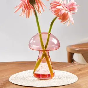Vase champignon en verre rose pour décoration d'intérieur, joli contenant floral.