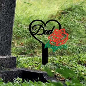 Dettaglio picchetto da giardino a cuore in acrilico nero con Dad e rosa rossa per tomba