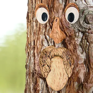 Primer plano de decoración de jardín cara de árbol con textura de madera realista