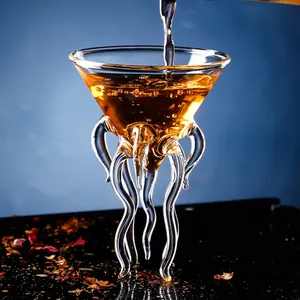 Copa de cóctel de pulpo única con elegante base de tentáculos de cristal