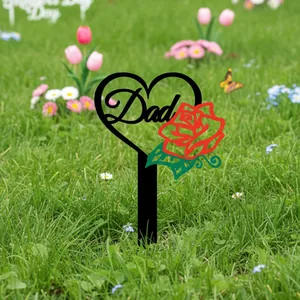 Dettaglio di un paletto da giardino in acrilico nero con rosa rossa e la scritta Dad