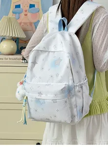 Rückansicht eines Mädchens mit weißem Sternenmuster Rucksack in einem Zimmer