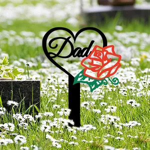 Picchetto commemorativo Dad a forma di cuore con rosa rossa in una scena di giardino fiorito