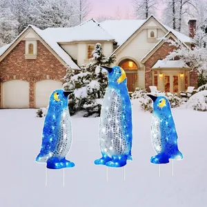 Set aus 3 blau beleuchteten Pinguin Gartensteckern für die Weihnachtsdekoration im Freien