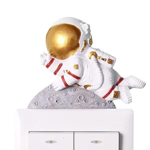 Lindo adhesivo 3D de resina para interruptor con astronauta y base lunar decorativa
