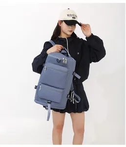 Modell trägt einen großen blauen Reiserucksack, zeigt Größe und lässigen Designstil.