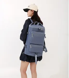 Seitenansicht eines blau-grauen Reise-Rucksacks, getragen von einem Model auf weißem Grund.