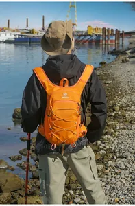 Vista posteriore di zaino da trekking leggero arancione per ciclismo e escursioni