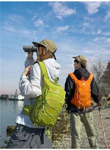 Vista dettagliata che mostra gli zaini da trekking leggeri utilizzati nella natura.