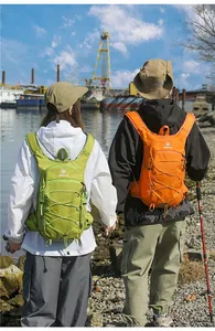 Zaini da trekking leggeri per uomo e donna in verde lime e arancione brillante.