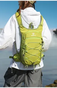Vista posteriore di un modello che indossa uno zaino da trekking ultraleggero verde lime