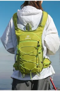 Vista posteriore di uno zaino outdoor verde leggero per escursionismo e ciclismo