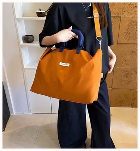 Borsa da viaggio arancione ad alta capacità per fitness e brevi viaggi con tracolla.