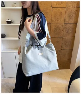 Borsa da palestra grigio chiaro grande capacità indossata da una modella in interno