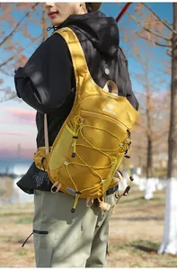 Vista lifestyle di un uomo con zaino outdoor ultraleggero giallo durante un'escursione all'aperto