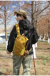 Borsa a tracolla gialla leggera per attività all'aperto vista da dietro