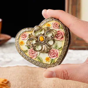 Nahaufnahme einer herzförmigen Schmuckschatulle mit kunstvollen Rosenschnitzereien