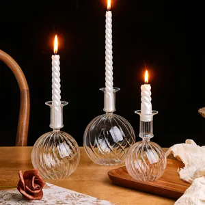 Romantische glazen kandelaars met brandende spiraalkaarsen voor Valentijnsdag decor