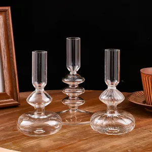 Dettaglio di tre portacandele in vetro geometrico moderno per decoro centrotavola