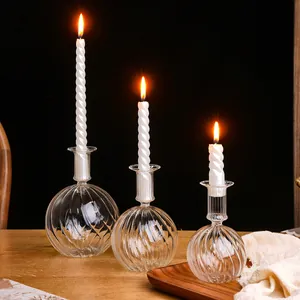 Elegante glazen kandelaars met brandende witte gedraaide kaarsen voor een romantisch diner