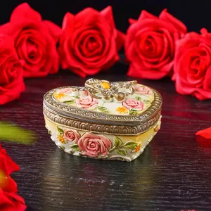 Herzförmige Schmuckschatulle im europäischen Stil mit 3D-Harzblumendesign und Rosen