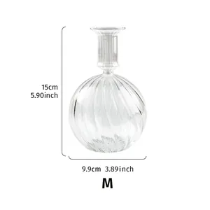 Detail van geribbelde glazen kandelaar met 15 cm hoogte en een maatlabel van M