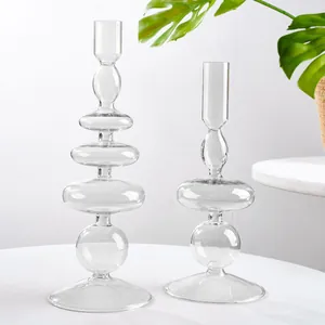 Dettaglio elegante di due portacandele minimalisti in vetro a bolle per arredo moderno