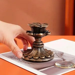 Detalle de candelabro de flor francés vintage con acabado en bronce envejecido