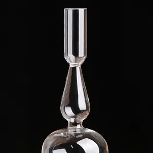 Dettaglio del candeliere in vetro trasparente con elegante design vintage a bulbo
