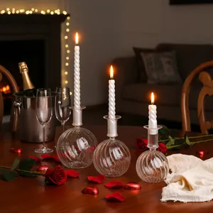 Drie elegante glazen kandelaars in een romantische sfeer tijdens een Valentijnsdiner