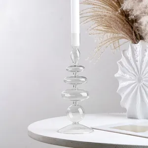 Elegante primo piano di un portacandele in vetro trasparente dal design minimalista