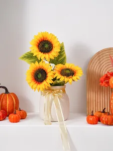 Detailansicht eines künstlichen Sonnenblumenstraußes in weißer Vase als Erntedank-Deko.