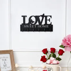 Dekorative schwarze Wandgarderobe aus Holz mit LOVE-Schriftzug für die Wohnung