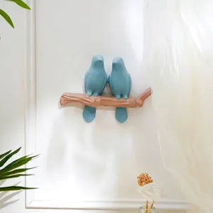 Detalle de un gancho de pared decorativo de pájaro azul nórdico para llaves y abrigos
