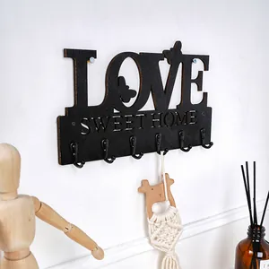 Detailansicht der schwarzen LOVE SWEET HOME Wandhaken aus Holz für die Dekoration