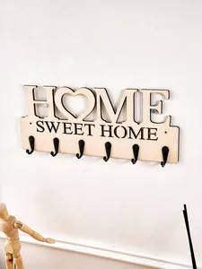 Detailansicht der Home Sweet Home Holzhakenleiste mit sechs schwarzen Metallhaken
