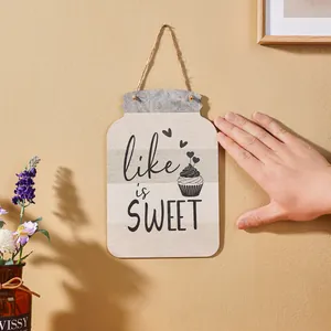 Nordisches Wandbild aus Holz in Glasform mit Aufschrift 'life is SWEET' und Cupcake