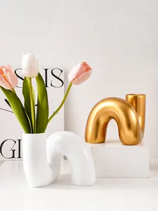 Vase minimaliste moderne en résine en forma de U avec un design de tube courbé pour décor
