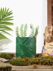 Detailansicht eines nordischen grünen Harz-Blumentopfs mit geprägtem Blattmuster Design