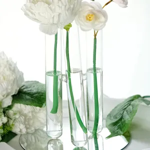 Minimalistische heldere glazen vaas met drie verbonden reageerbuizen voor bloemen