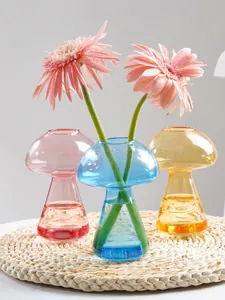 Détail vase champignon en verre, affichage de scène d'arrangement floral décoratif de bureau.