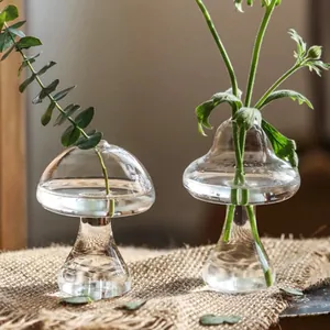 Gedetailleerde weergave van creatieve paddenstoelvormige glazen vazen voor huisdecor